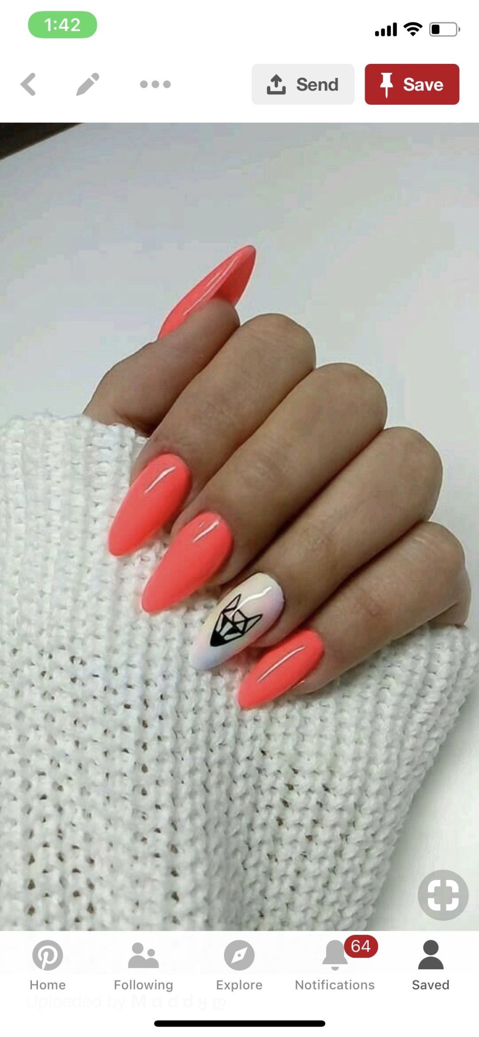 Коралловый маникюр на миндалевидных ногтях