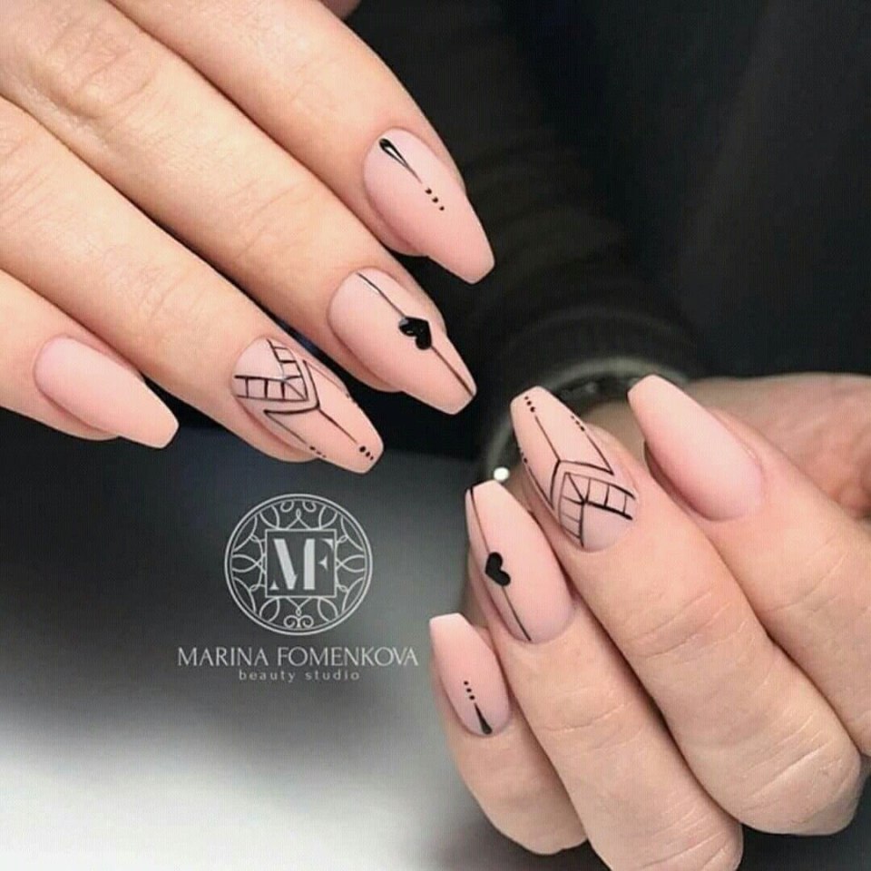 Маникюр матовый нюд с геометрией