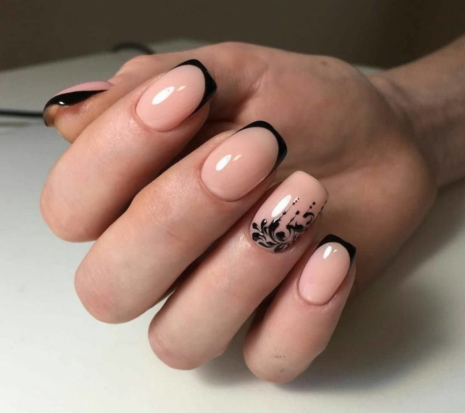 Маникюр на короткие ногти с вензелями
