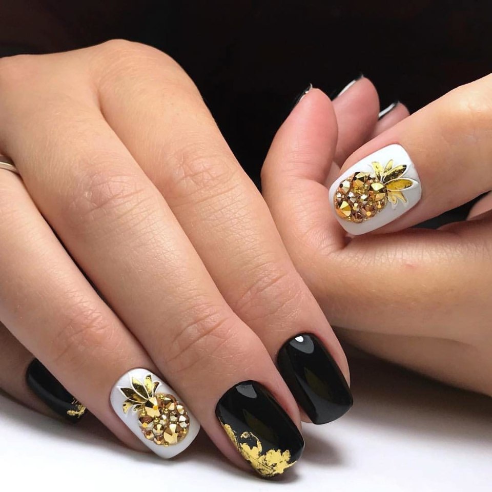 Маникюр на короткие ногти с золотом