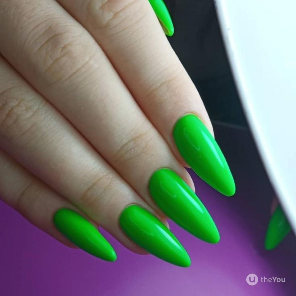 Кислотнозелённые ногти