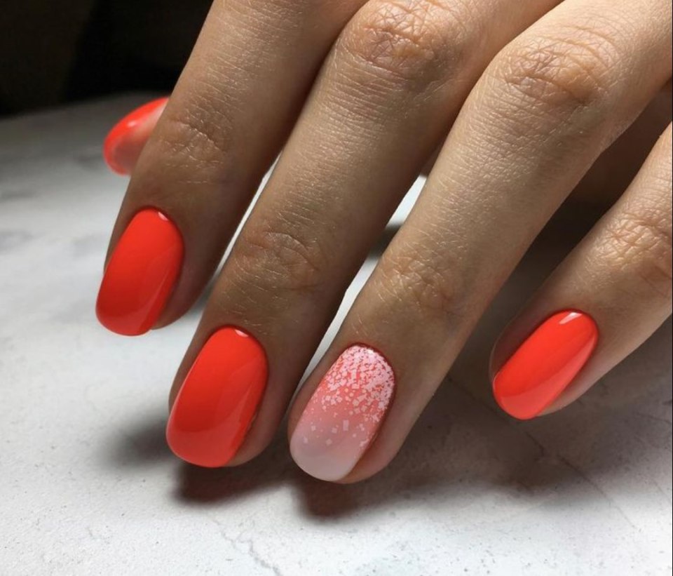 Маникюр на короткие ногти яркий однотонный