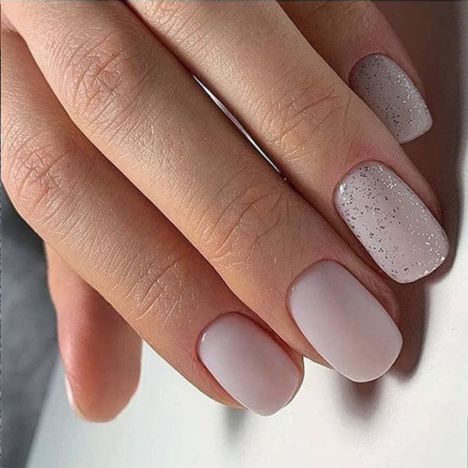 Однотонный маникюр на короткие ногти