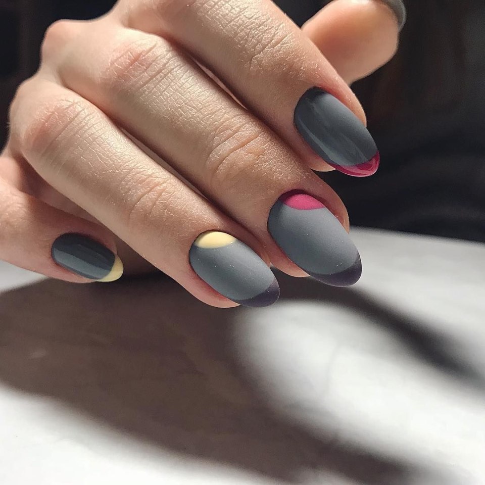 Серый матовый маникюр