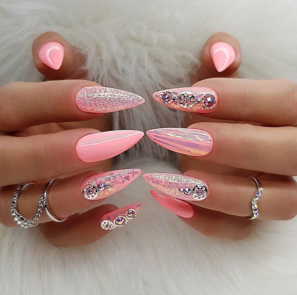 Розовые ногти острые
