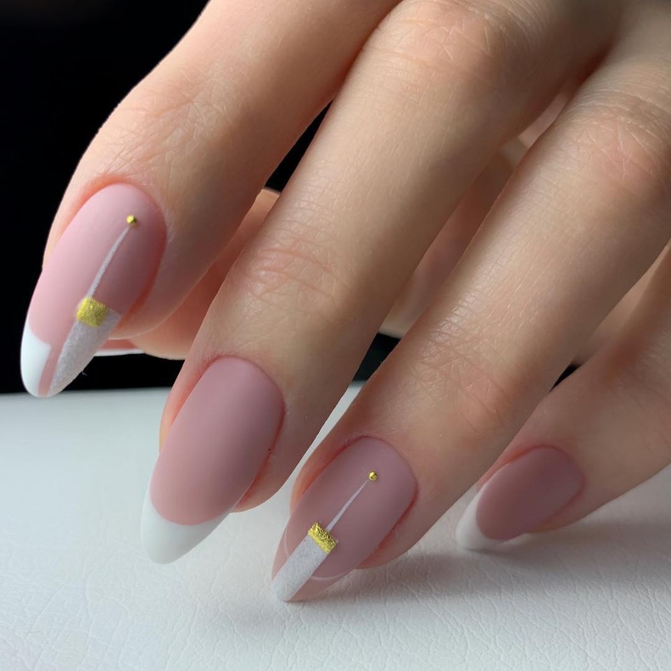 Необычный френч на миндалевидных ногтях