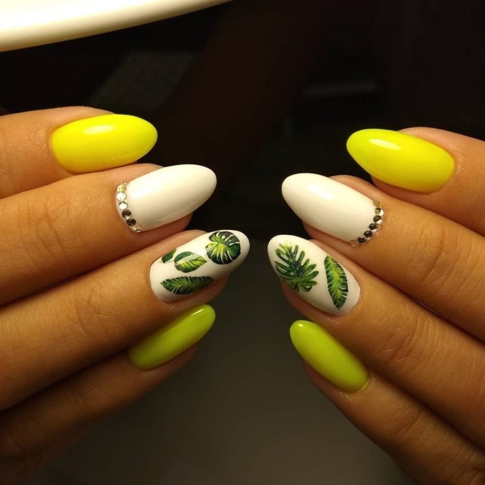 Напрщееные яркие ногти