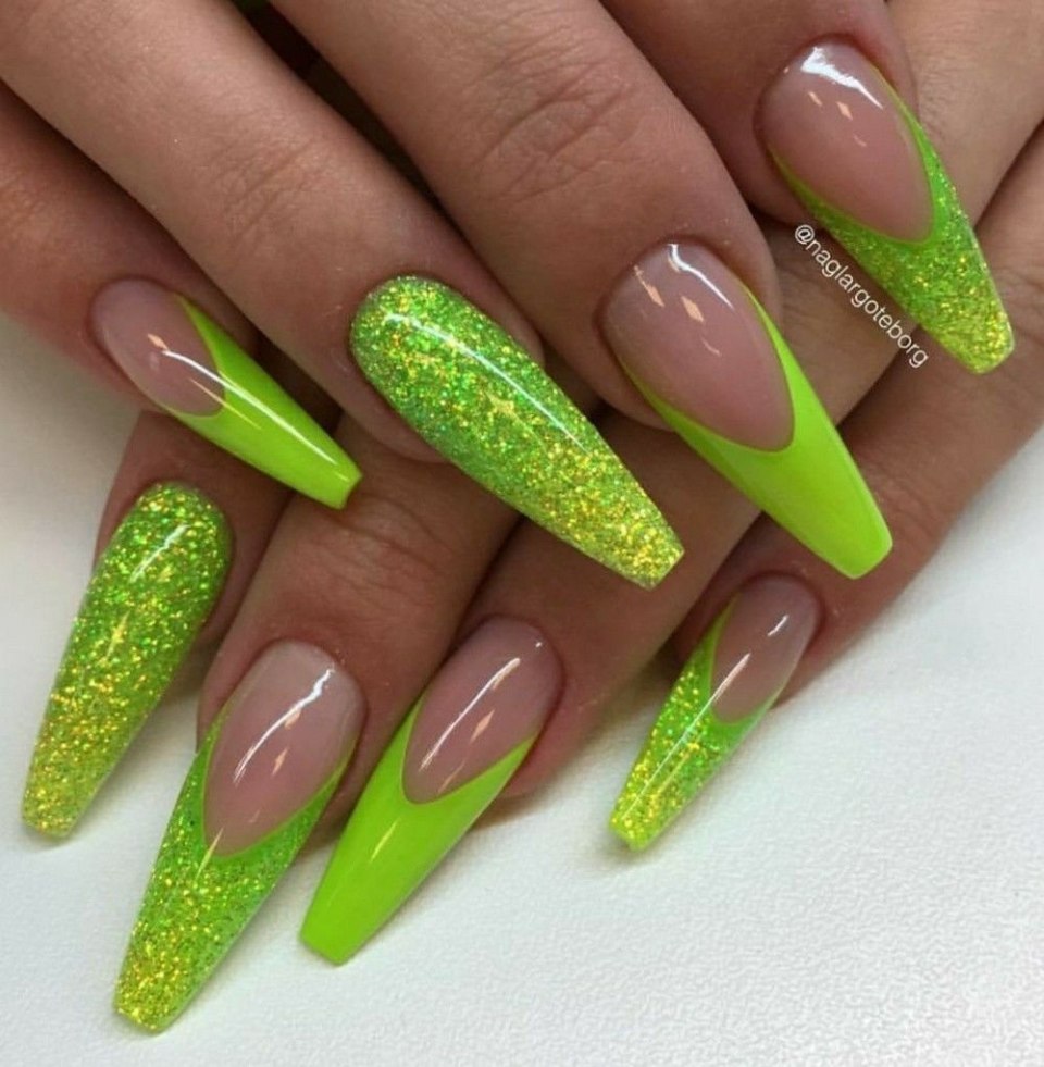 Маникюр острые салатовый