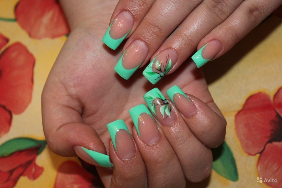 Салатовый френч на ногтях