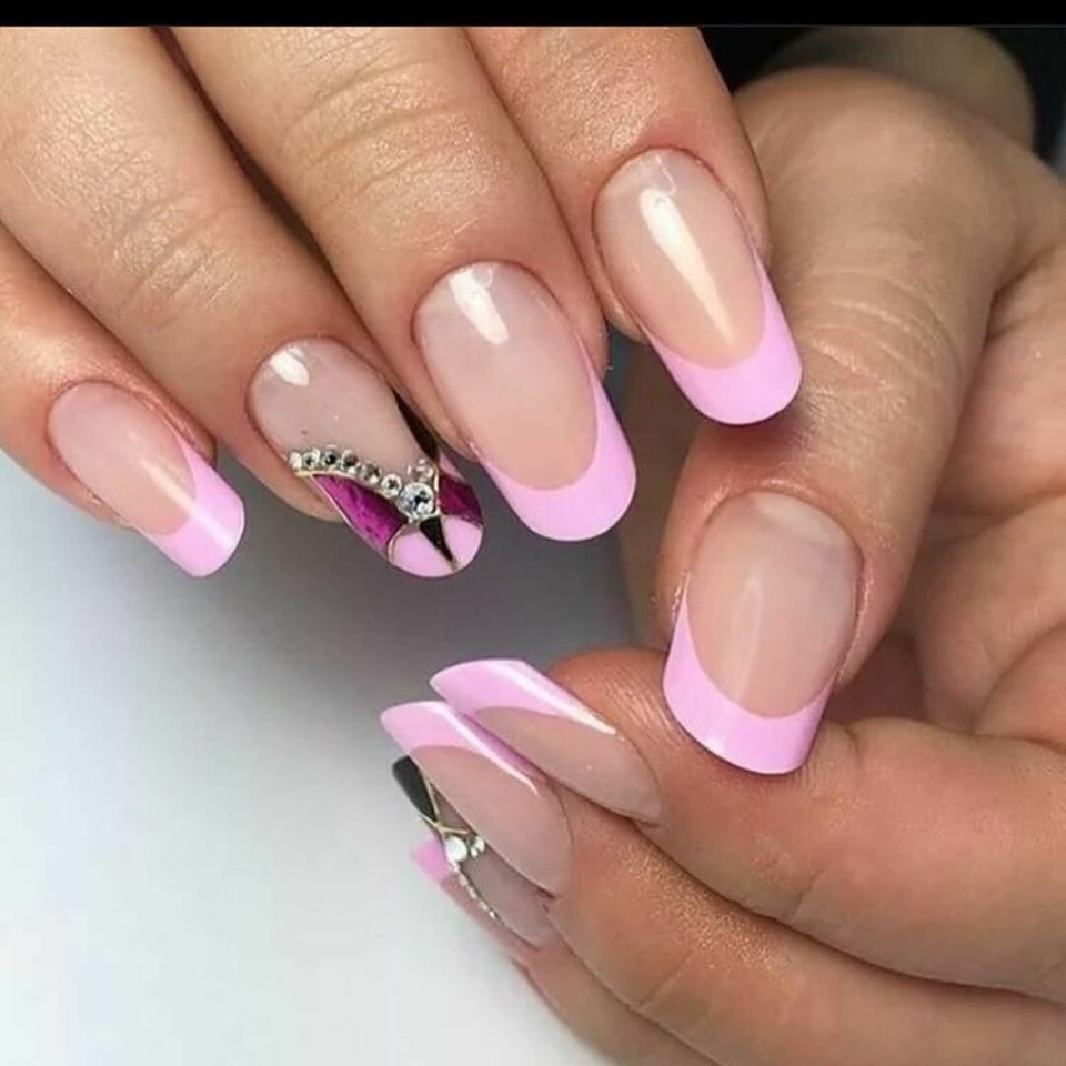 Розовый френч на ногтях