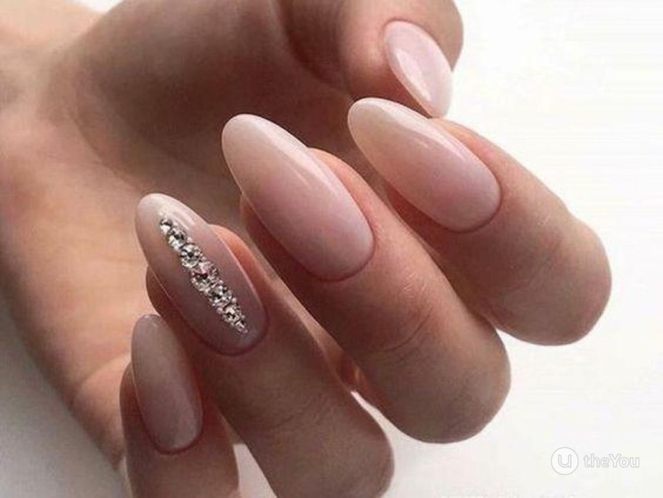 Длинные овальные ногти нюд