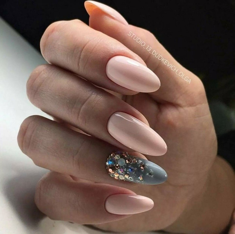 Миндальные ногти с камнями