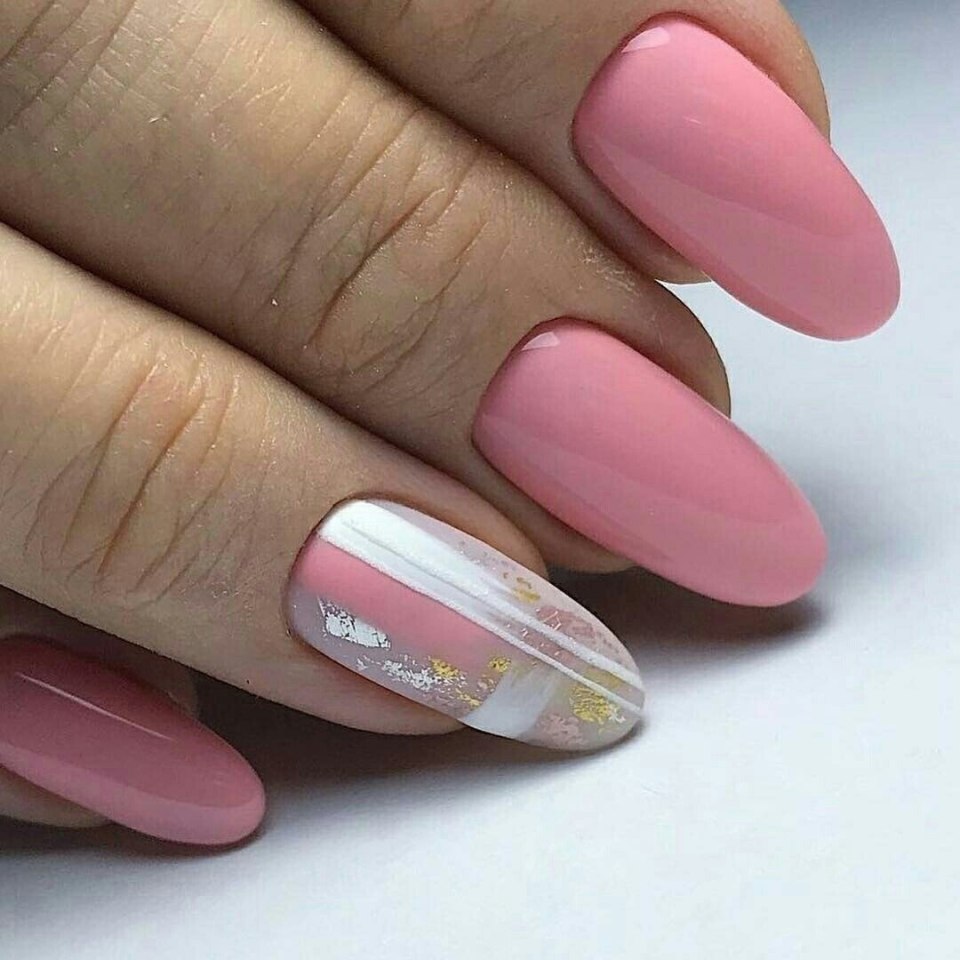 Розовый маникюр с мазками