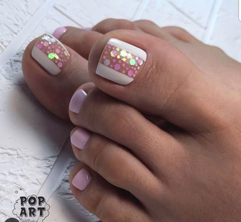 Педикюр розовый с блестками