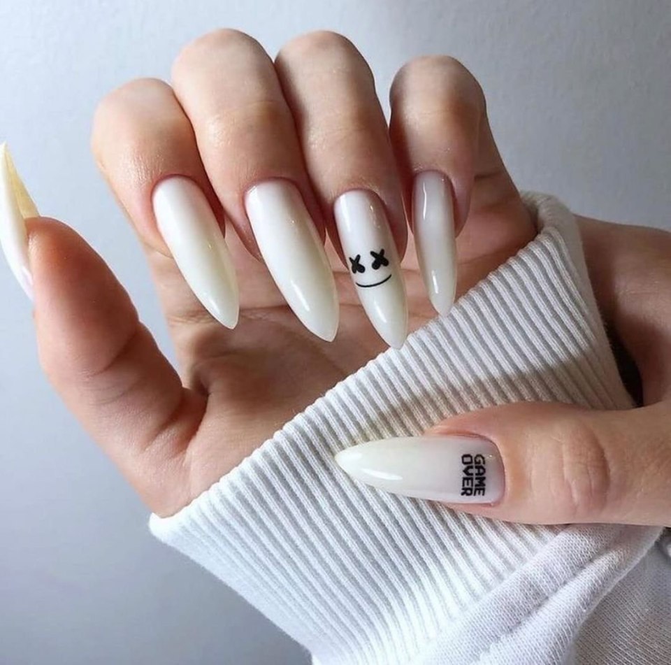 Белые длинные ногти