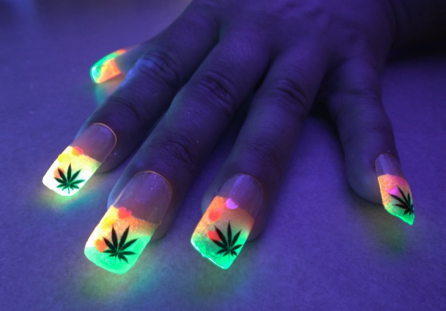 Флуоресцентные ногти