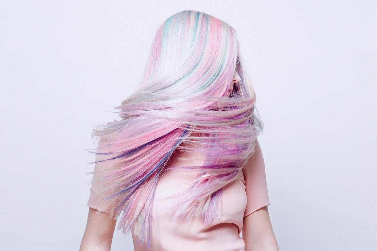 Окрашивание волос мода 2024. Розовые волосы. Пастельные цвета волос. Окрашивание волос пастельные тона. Белые волосы с розовыми прядями.