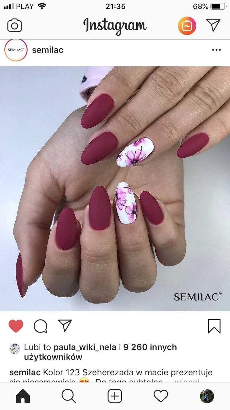 Малиновый маникюр с цветочками