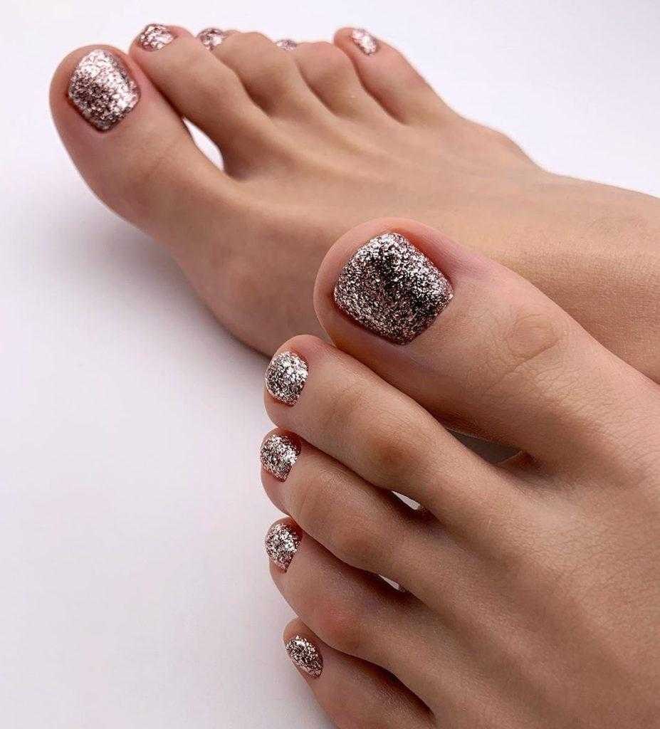 Педикюр с блестками