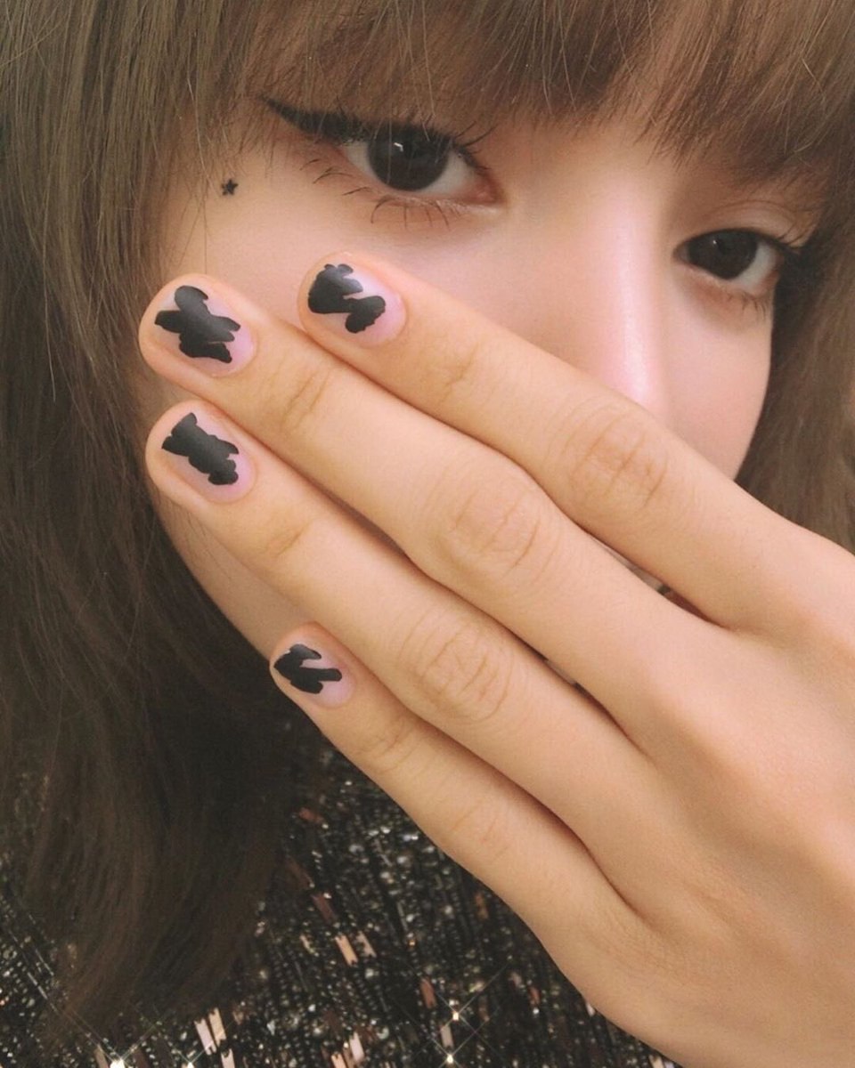 Маникюр BLACKPINK Lisa 2020
