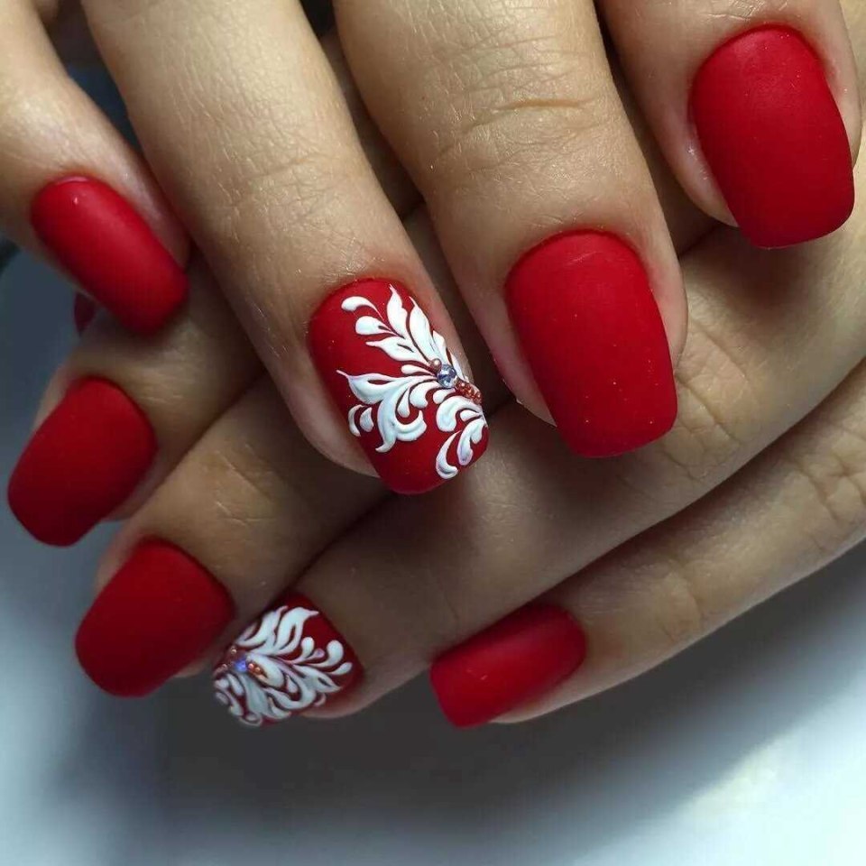 Дизайн ногтей красный