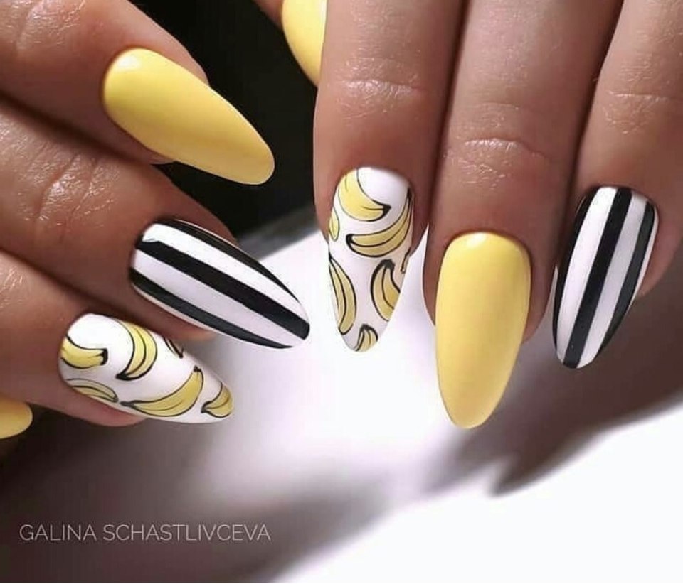 Жёлтый маникюр с бананами