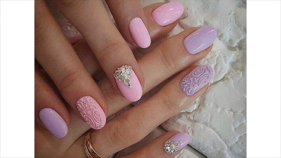 Праздничный розовый маникюр