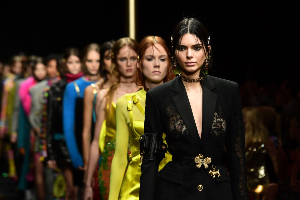 Кендалл Дженнер на показе Versace 2018