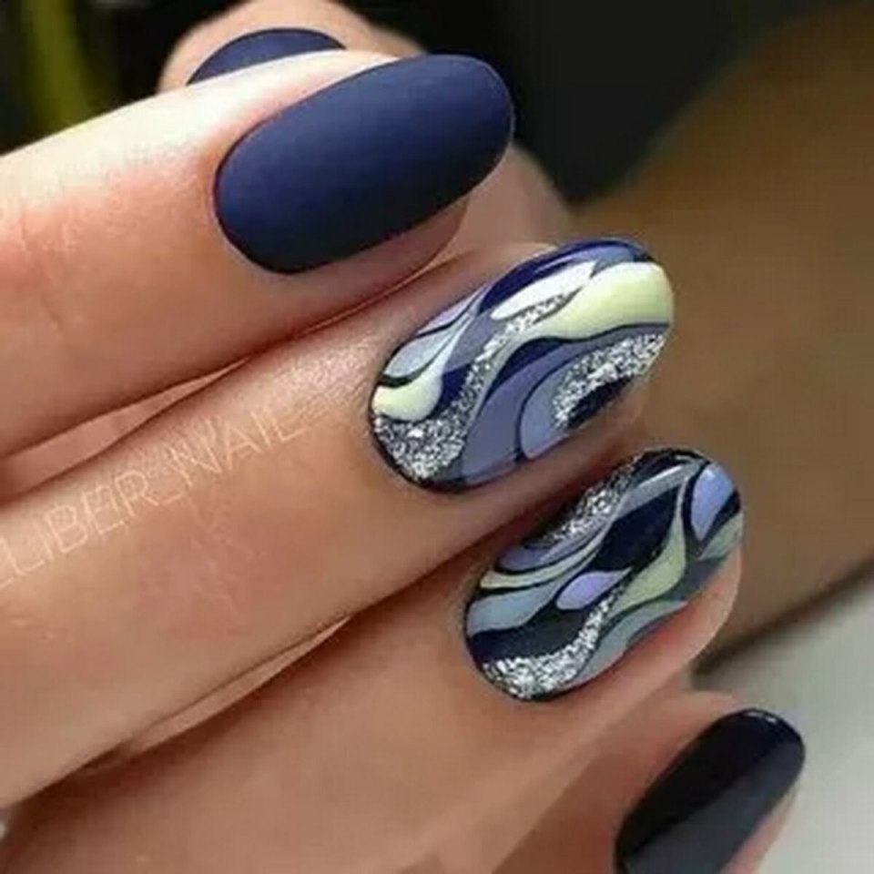 Маникюр с абстрактными линиями