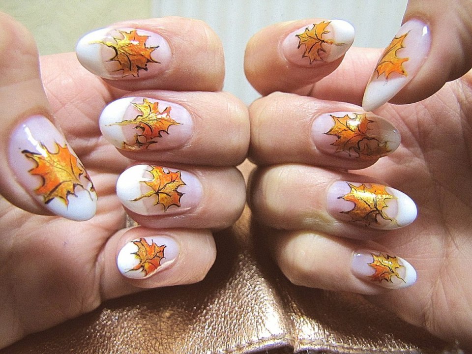 Маникюр с кленовым листом