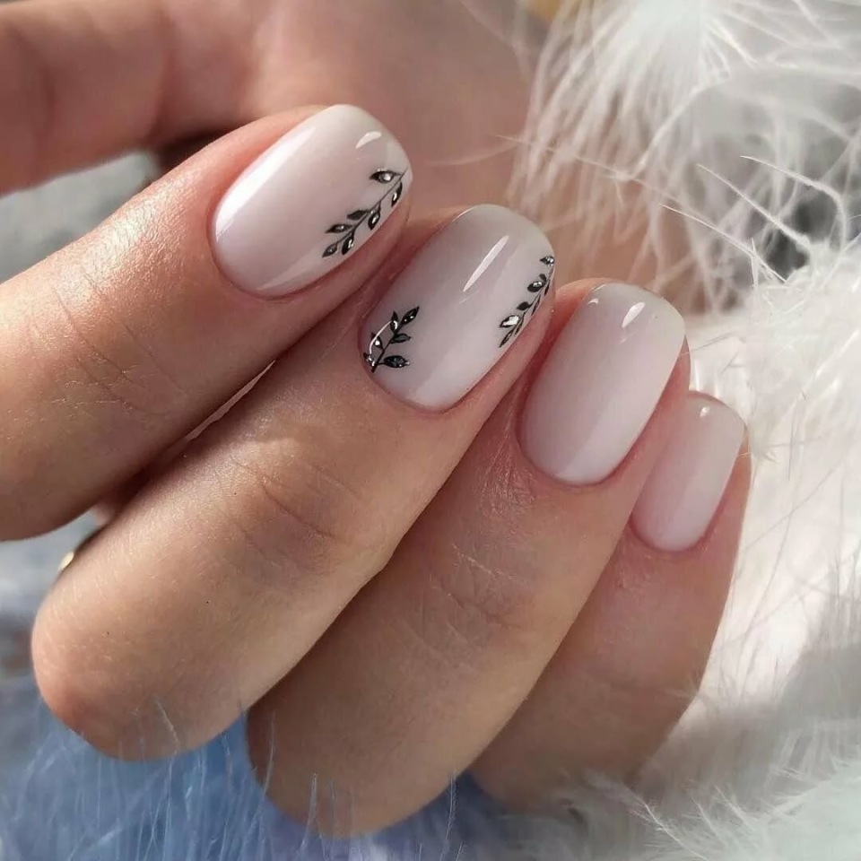Нежный маникюр на короткие ногти белый