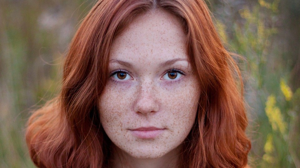 Девушка с бледной кожей