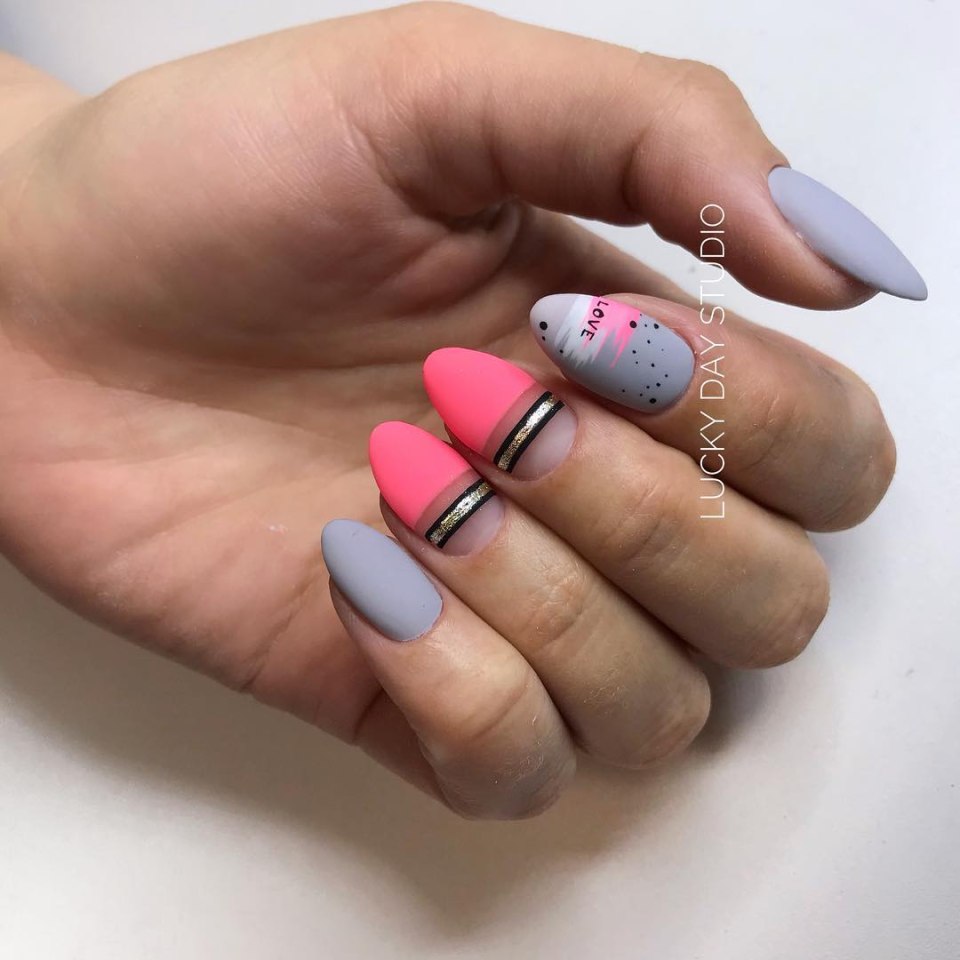 Розовый маникюр с мазками