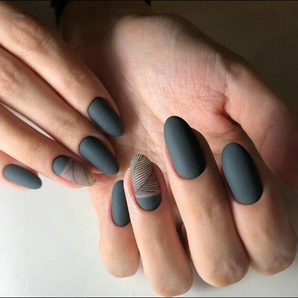 Серый матовый маникюр