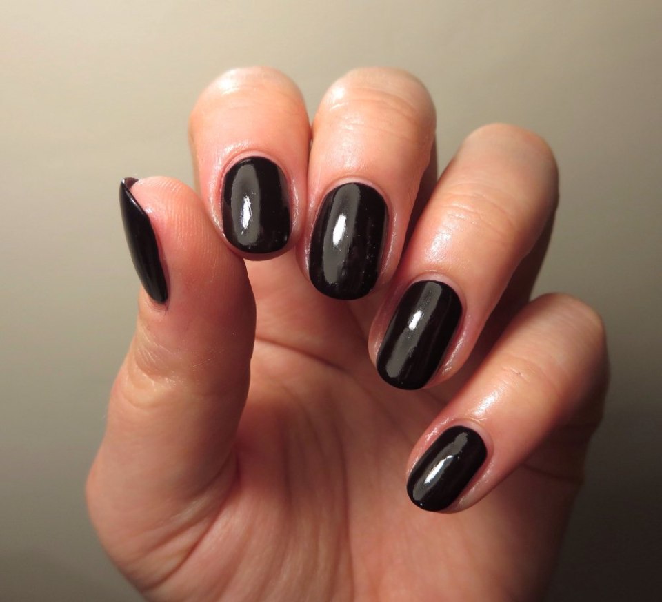 Короткие круглые черные ногти