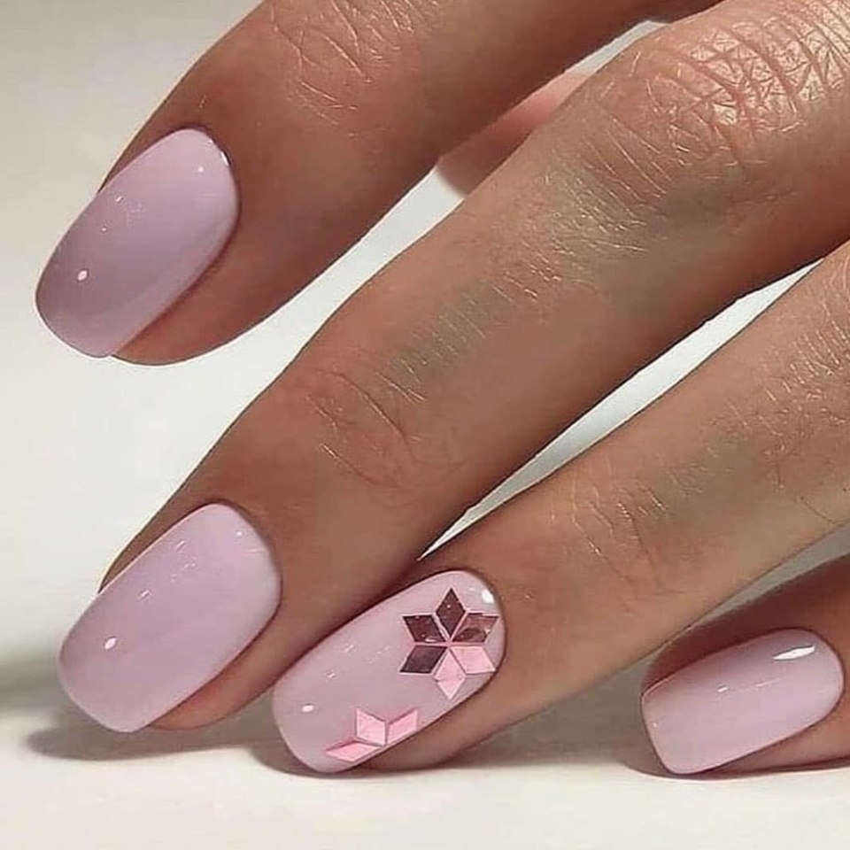 Нежный розовый маникюр на короткие