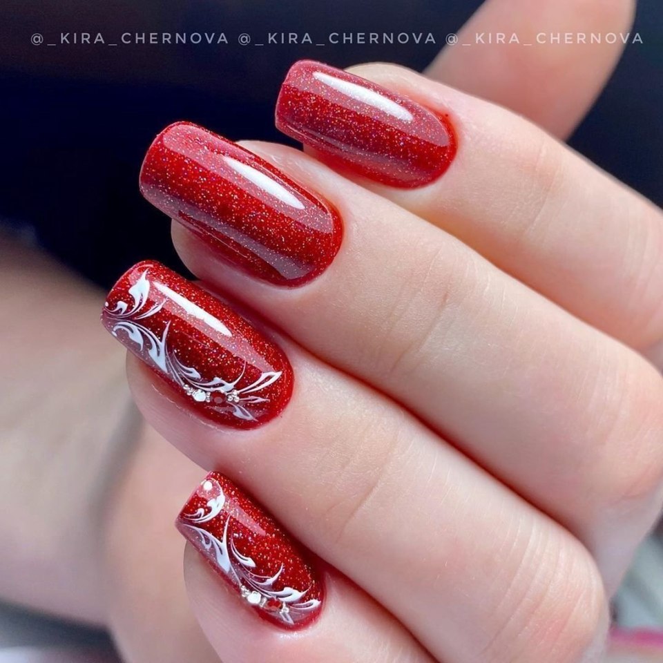 Красный маникюр со светоотражающим лаком