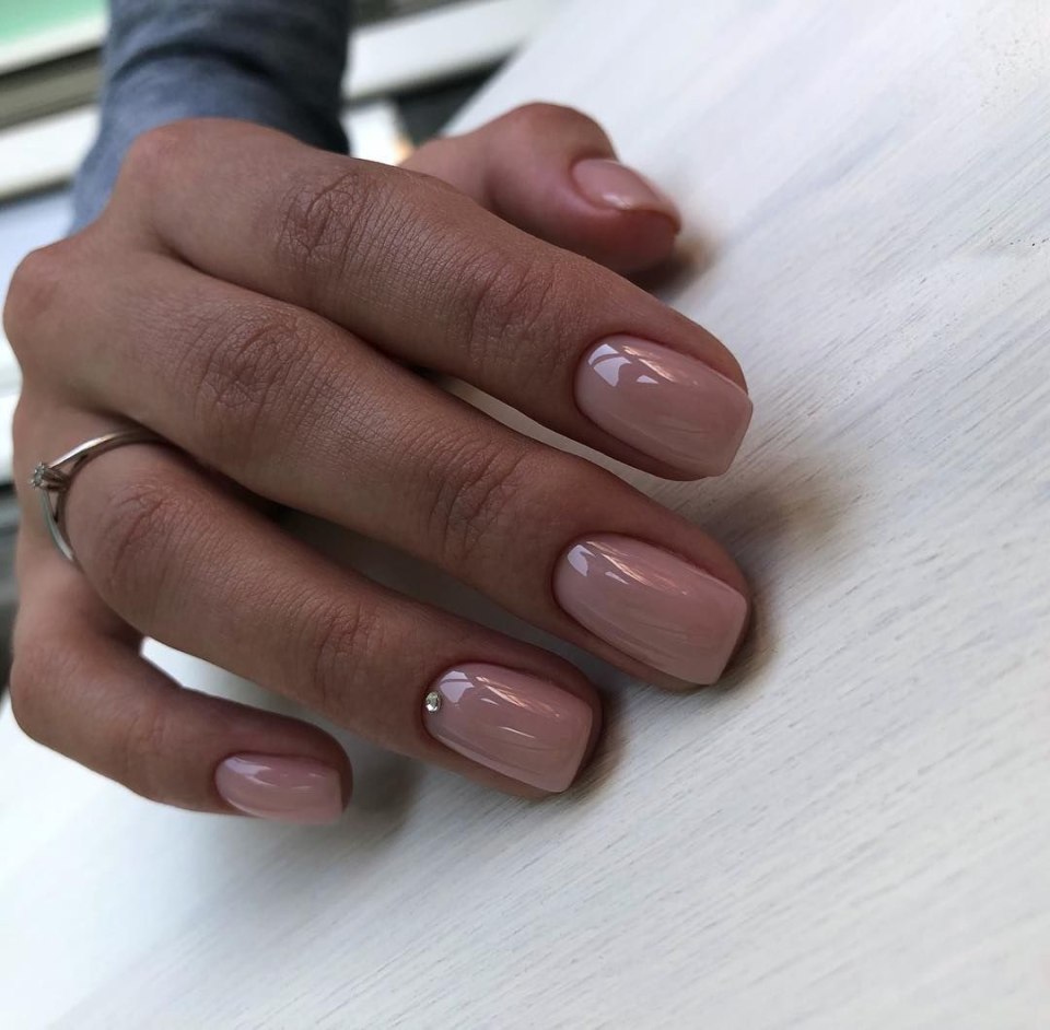 Нюдовые ногти однотонные короткие
