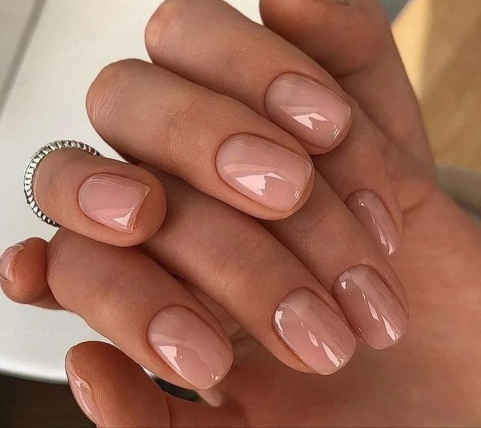Маникюр нюдовый на короткие однотонный