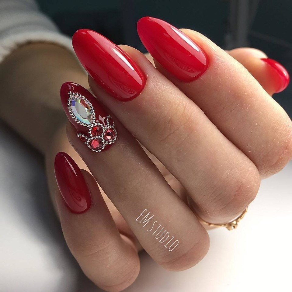 Красные ногти с камнями