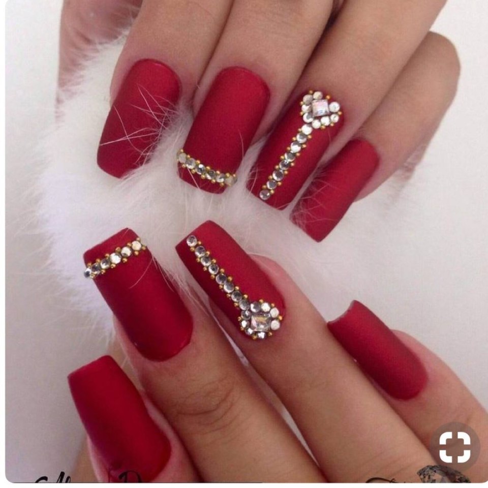 Красные ногти со стразами