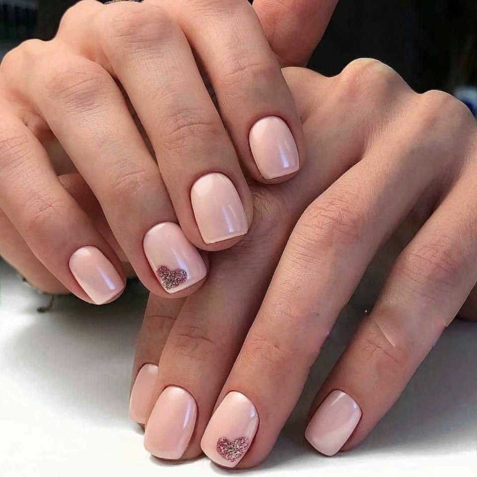 Шеллак на короткие ногти классика
