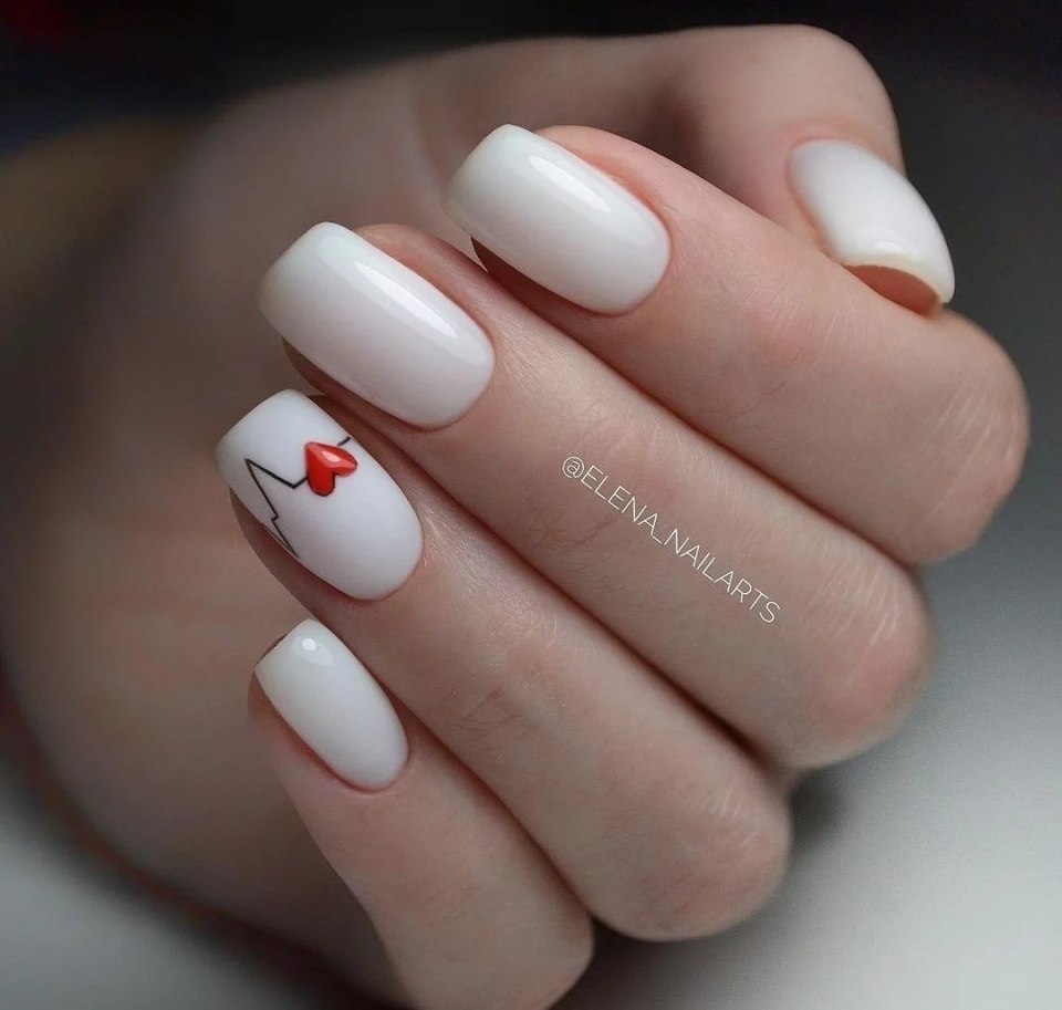 Белые ногти с сердечком