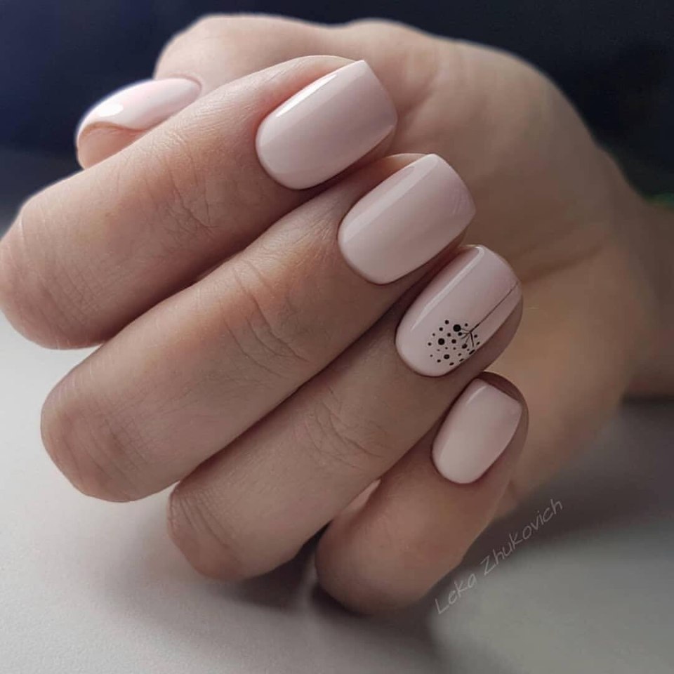 Нюдовый шеллак на короткие ногти