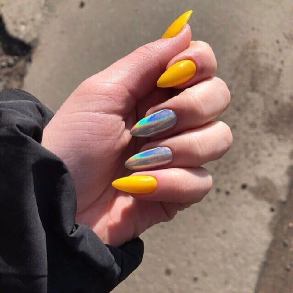 Ногти миндаль желтые