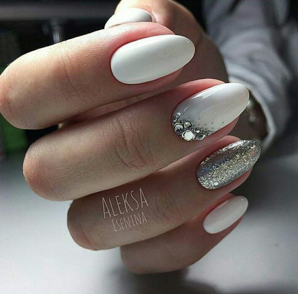 Бело серебряный маникюр