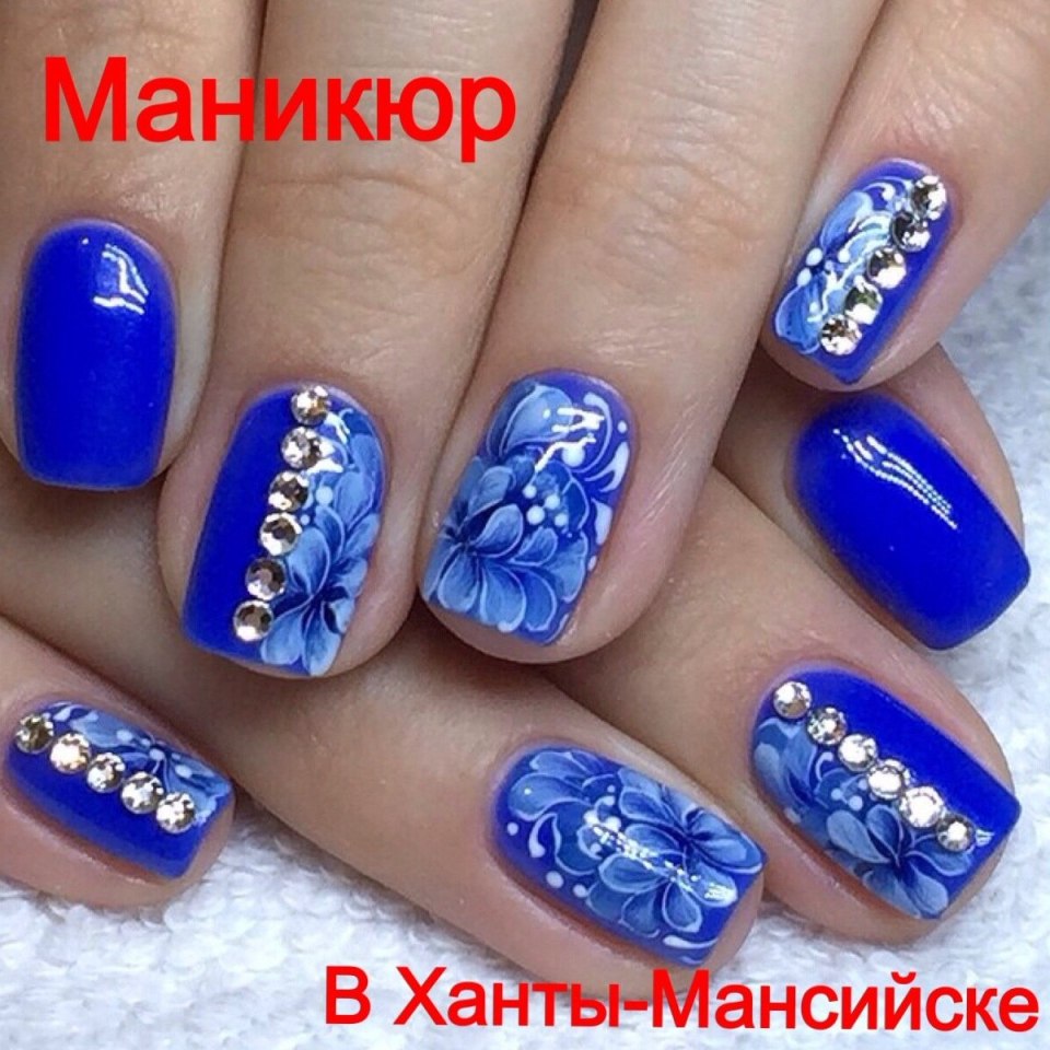 Новогодний маникюр на синем фоне