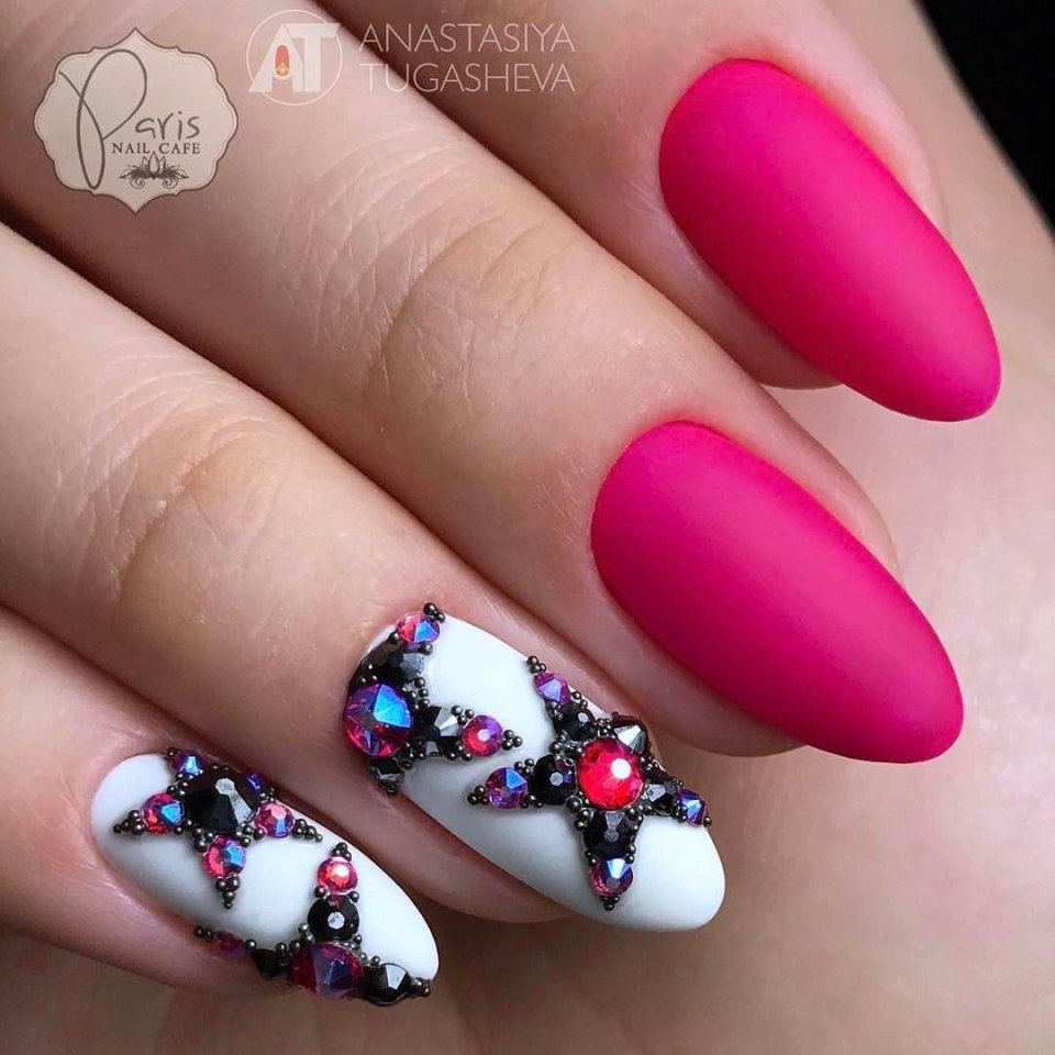 Яркие ногти со стразами