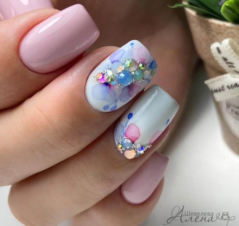 Летний маникюр акварель