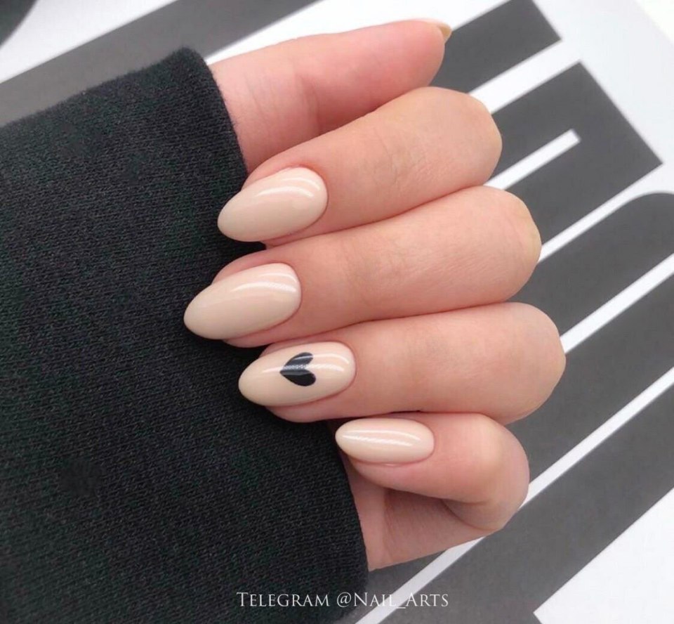 Нюдовые ногти миндаль короткие